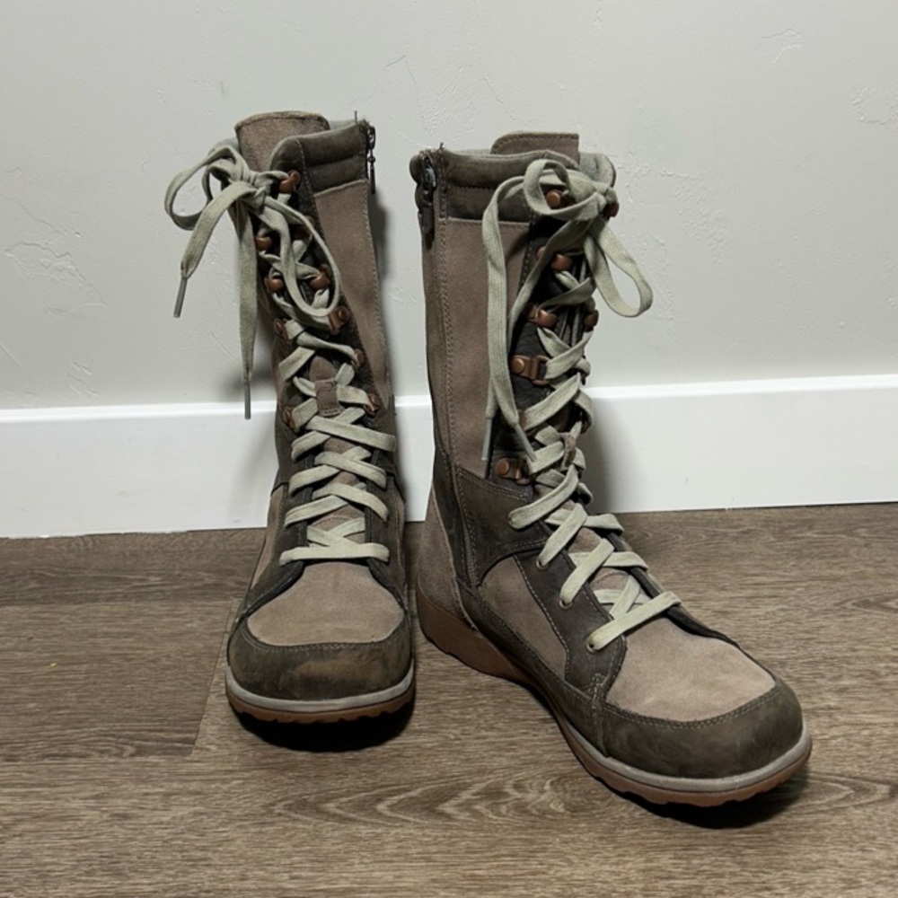 Chaco Lodge Waterproof Boots Size 7.5